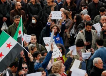 Иран угрожает закрыть Ормузский пролив и обстрелять электростанции после 48-часового ультиматума Трампа. Иран угрожает закрыть Ормузский пролив и обстрелять электростанции после 48-часового ультиматума Трампа.