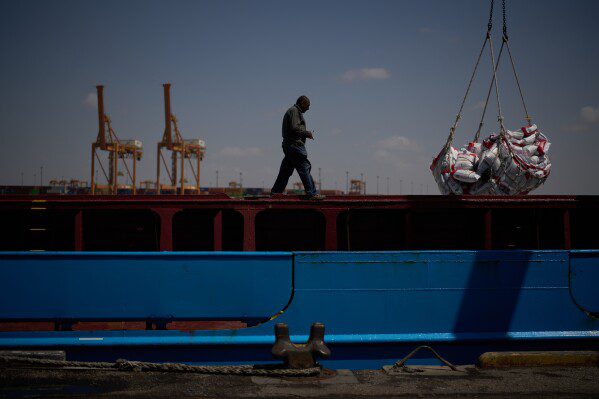 В результате иранской атаки на базу в Саудовской Аравии американские военнослужащие получили ранения. В регион Ближнего Востока прибывают новые американские войска.