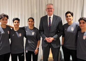 Иранские футболистки заявляют, что австралийская полиция оказывала на них давление, чтобы заставить их остаться. Иранские футболистки заявляют, что австралийская полиция оказывала на них давление, чтобы заставить их остаться.