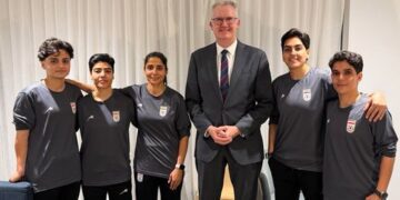 Иранские футболистки заявляют, что австралийская полиция оказывала на них давление, чтобы заставить их остаться.