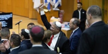 Израильский парламент принял бюджет, что позволило Нетаньяху избежать досрочных выборов.