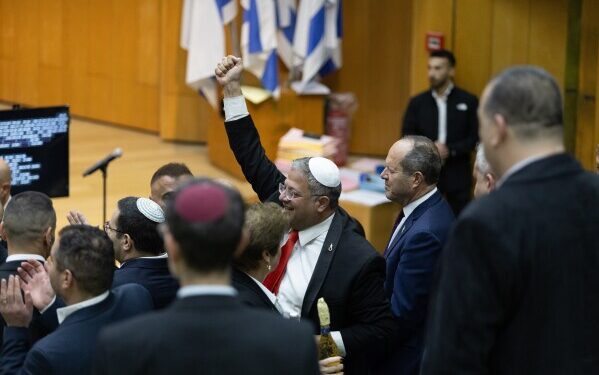 Израильский парламент принял бюджет, что позволило Нетаньяху избежать досрочных выборов. Израильский парламент принял бюджет, что позволило Нетаньяху избежать досрочных выборов.