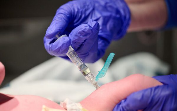 Речь идёт не только о вакцинах: родители отказываются от других плановых профилактических процедур для новорожденных.