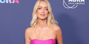 Джеки О подала иск на 82,25 миллиона долларов после расторжения радиоконтракта.