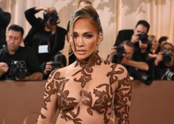 Дженнифер Лопес и Дэвид Гетта ищут спасения в новой песне «Save Me Tonight»: послушайте её прямо сейчас!