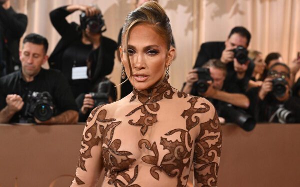 Дженнифер Лопес и Дэвид Гетта ищут спасения в новой песне «Save Me Tonight»: послушайте её прямо сейчас!