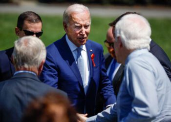 Джон Корнин прибегает к тактике «выжженной земли», чтобы спасти свое место в Сенате.