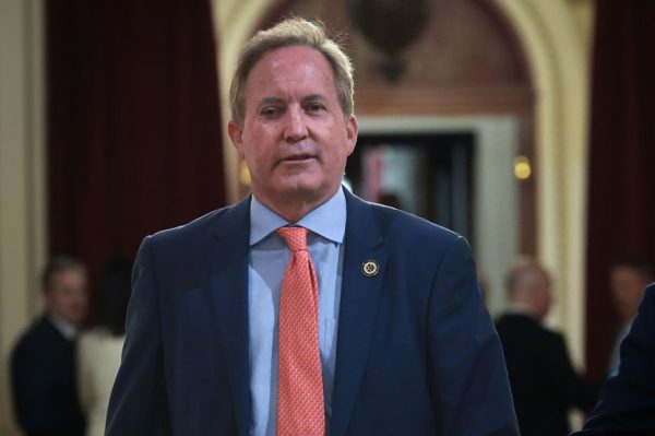 Джон Корнин прибегает к тактике «выжженной земли», чтобы спасти свое место в Сенате.