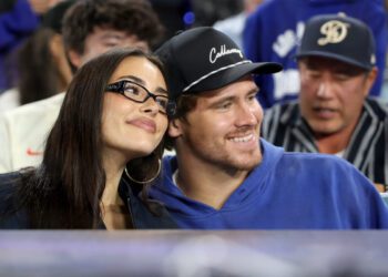 Джастин Герберт в трогательном поздравительном посте заявил, что его девушка Мэдисон Бир «навсегда изменила мою жизнь».