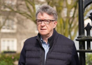 Лорды покидают парламент: Великобритания изгоняет наследственных дворян из парламента после 700 лет существования.