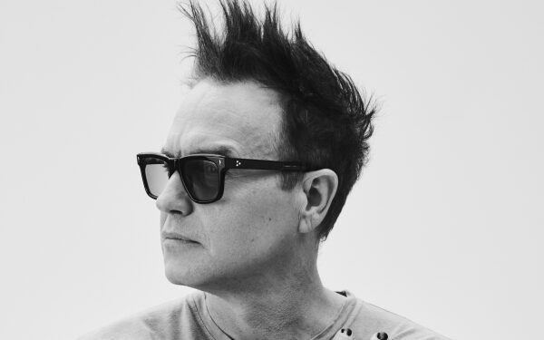 «Чрезвычайно эмоционально»: посмотрите, как Эми Шарк вместе с Марком Хоппусом выступает на сцене в Австралии с песней «Dammit».