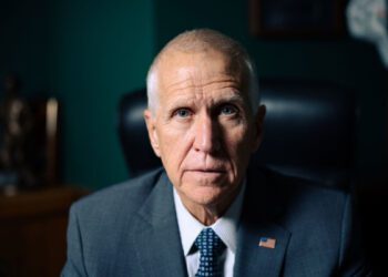 «Я не ворчу, я просто оптимизирую»: Том Тиллис не хочет слышать, что он делает недостаточно для того, чтобы бросить вызов Дональду Трампу.