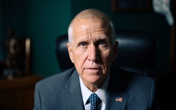 «Я не ворчу, я просто оптимизирую»: Том Тиллис не хочет слышать, что он делает недостаточно для того, чтобы бросить вызов Дональду Трампу. «Я не ворчу, я просто оптимизирую»: Том Тиллис не хочет слышать, что он делает недостаточно для того, чтобы бросить вызов Дональду Трампу.