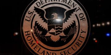 «Они меня обманули»: отца заковали в цепи после того, как он обратился в иммиграционную службу (ICE) за воссоединением со своими детьми.