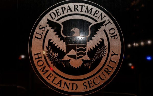 «Они меня обманули»: отца заковали в цепи после того, как он обратился в иммиграционную службу (ICE) за воссоединением со своими детьми.