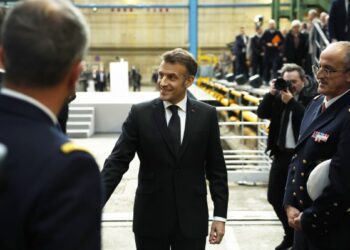 Макрон отдал приказ французскому атомному авианосцу отправиться в Средиземное море.