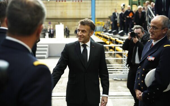 Макрон отдал приказ французскому атомному авианосцу отправиться в Средиземное море.