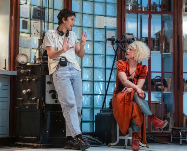 Мэгги Джилленхол и Джесси Бакли по-новому интерпретируют «Невесту Франкенштейна».