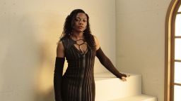 Мэгги Джилленхол и Джесси Бакли по-новому интерпретируют «Невесту Франкенштейна».