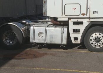 Мужчина, обвиняемый в краже дизельного топлива на сумму 1500 долларов, был вынужден слить его обратно в бак. Мужчина, обвиняемый в краже дизельного топлива на сумму 1500 долларов, был вынужден слить его обратно в бак.