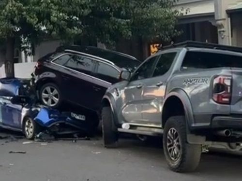 Мужчина арестован после того, как на видео запечатлен пикап, проносящийся по улице Мельбурна на дисках с бешеной скоростью.