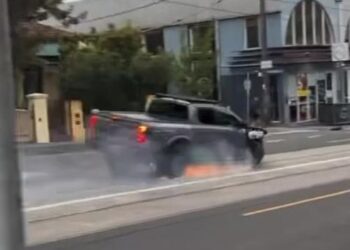 Мужчина арестован после того, как на видео запечатлен пикап, проносящийся по улице Мельбурна на дисках с бешеной скоростью.