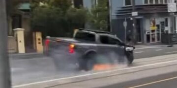 Мужчина арестован после того, как на видео запечатлен пикап, проносящийся по улице Мельбурна на дисках с бешеной скоростью.