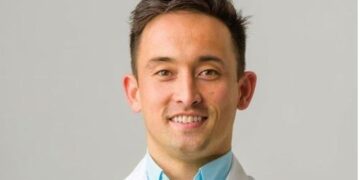 Мужчина, застреленный полицией в Сиднее, опознан как известный стоматолог и писатель.