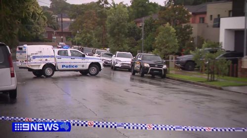 Полиция сообщает, что мужчина был "зарезан" в доме друзей в Сиднее после ссоры. Полиция сообщает, что мужчина был "зарезан" в доме друзей в Сиднее после ссоры.