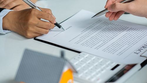 Макс в спешке купил свой первый дом, прежде чем процентная ставка стала серьезной проблемой.