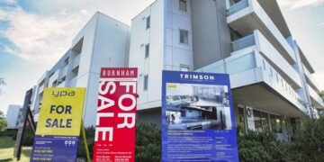 Макс в спешке купил свой первый дом, прежде чем процентная ставка стала серьезной проблемой.