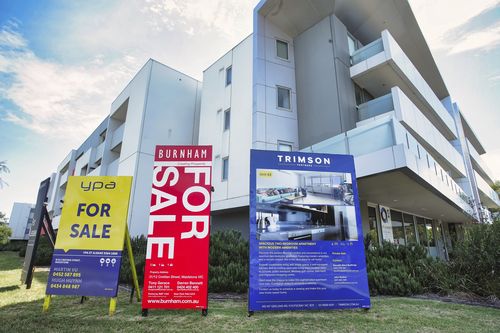 Макс в спешке купил свой первый дом, прежде чем процентная ставка стала серьезной проблемой. Макс в спешке купил свой первый дом, прежде чем процентная ставка стала серьезной проблемой.