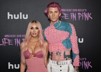 MGK с вожделением комментирует откровенные фотографии Меган Фокс: «Рад, что у нас родился ребенок».