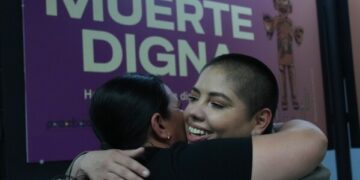 Мигранты идут маршем из южной Мексики, протестуя против задержек и требуя разрешения на работу.