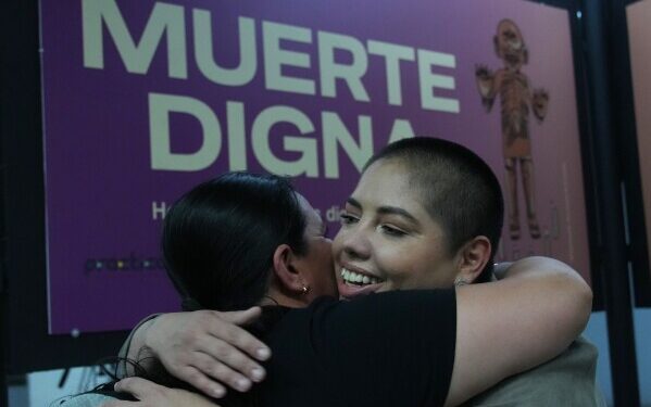 Мигранты идут маршем из южной Мексики, протестуя против задержек и требуя разрешения на работу. Мигранты идут маршем из южной Мексики, протестуя против задержек и требуя разрешения на работу.