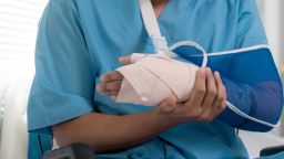 Миллионы американцев пропускают приемы пищи или сокращают расходы на коммунальные услуги, чтобы позволить себе медицинское обслуживание.