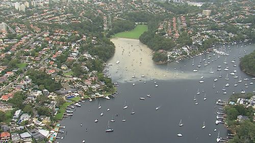 Более 20 000 объектов недвижимости пострадали в результате прорыва трубопровода у берегов Сиднейской гавани.