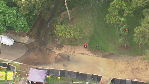 Более 20 000 объектов недвижимости пострадали в результате прорыва трубопровода у берегов Сиднейской гавани.