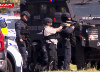 В Мельбурне под угрозой оружия арестовано более десятка человек.