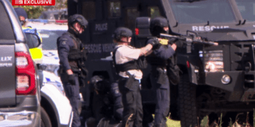 В Мельбурне под угрозой оружия арестовано более десятка человек.