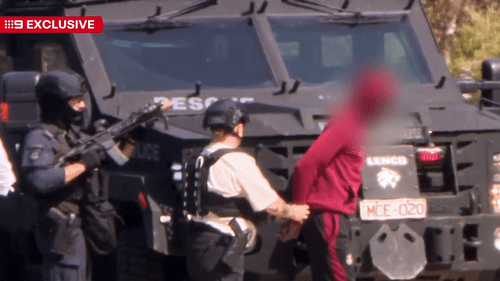 В Мельбурне под угрозой оружия арестовано более десятка человек.