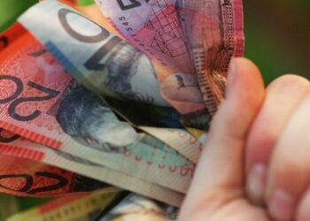 Более пяти миллионов австралийцев получат денежную поддержку начиная с сегодняшнего дня.