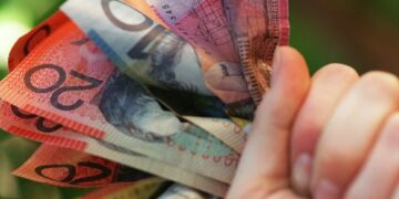 Более пяти миллионов австралийцев получат денежную поддержку начиная с сегодняшнего дня.