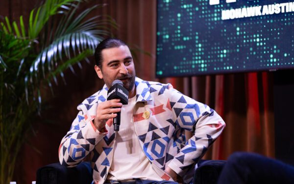 Ноа Кахан рассказывает о своем новом документальном фильме «Уязвимый» в Billboard House на фестивале SXSW. Ноа Кахан рассказывает о своем новом документальном фильме «Уязвимый» в Billboard House на фестивале SXSW.