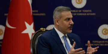 Северная Корея выпустила около 10 ракет в сторону моря в знак демонстрации силы, сообщает Сеул.