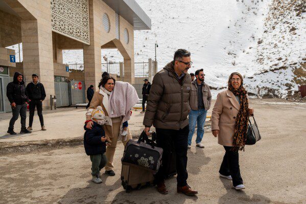 Северная Корея выпустила около 10 ракет в сторону моря в знак демонстрации силы, сообщает Сеул.