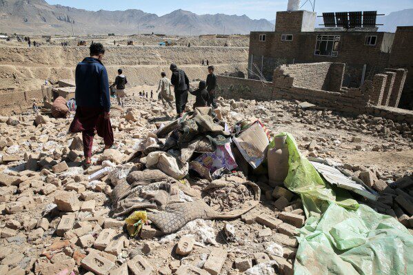 Северная Корея выпустила около 10 ракет в сторону моря в знак демонстрации силы, сообщает Сеул.