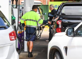 «Не по-австралийски»: резкое послание австралийцам, усугубляющее нехватку топлива.