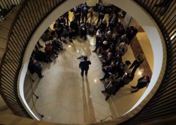 Один голос, который можно потерять: жизнь в хаотичном республиканском большинстве Палаты представителей. Один голос, который можно потерять: жизнь в хаотичном республиканском большинстве Палаты представителей.