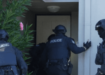 Полиция проводит скоординированные рейды против преступных мотоциклетных банд по всей Австралии и Новой Зеландии.